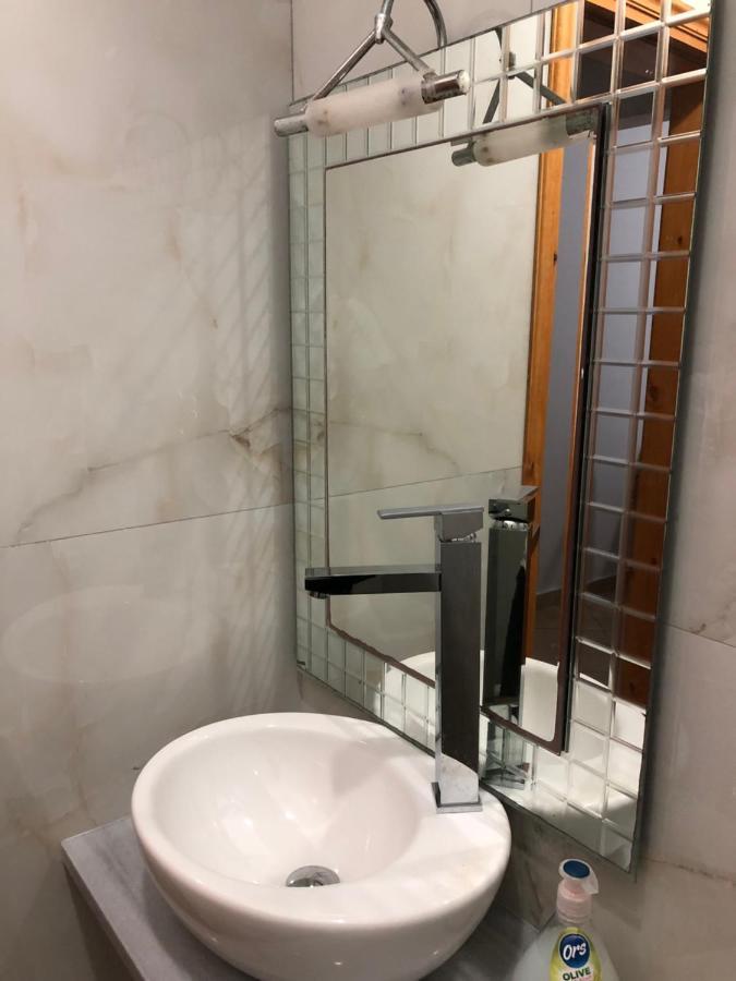 Center Hotel Pirro Химара Экстерьер фото