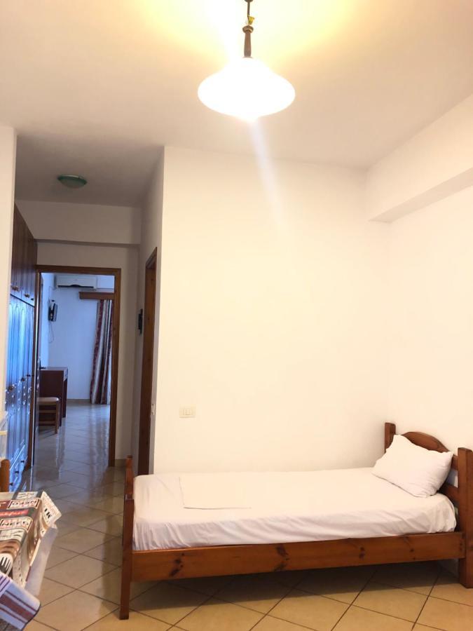Center Hotel Pirro Химара Экстерьер фото