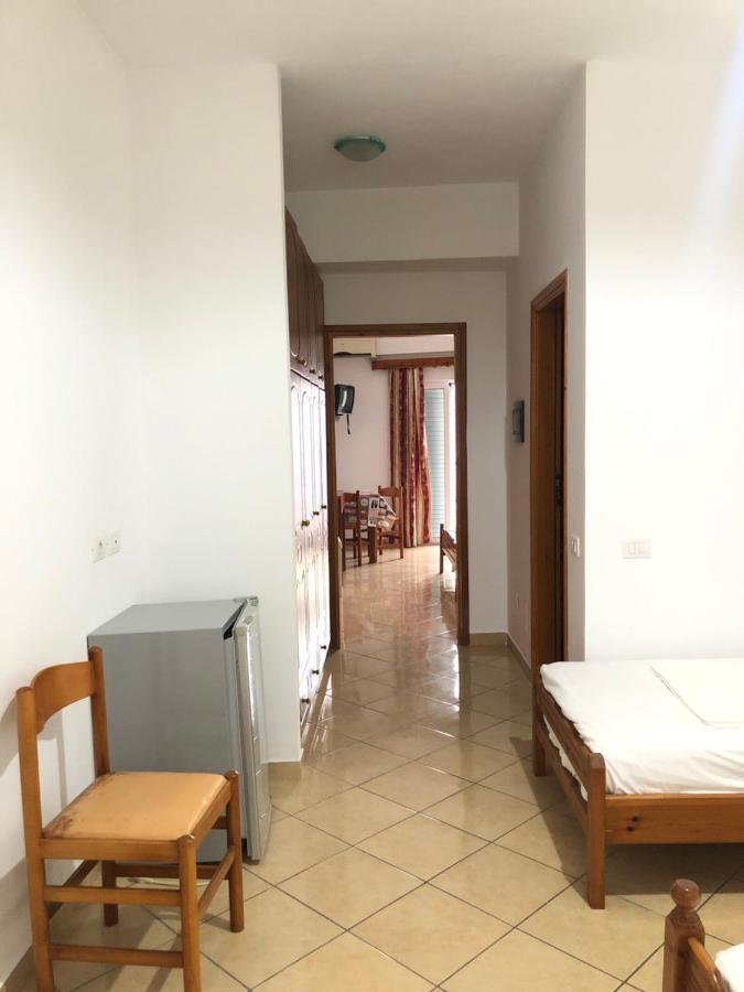 Center Hotel Pirro Химара Экстерьер фото