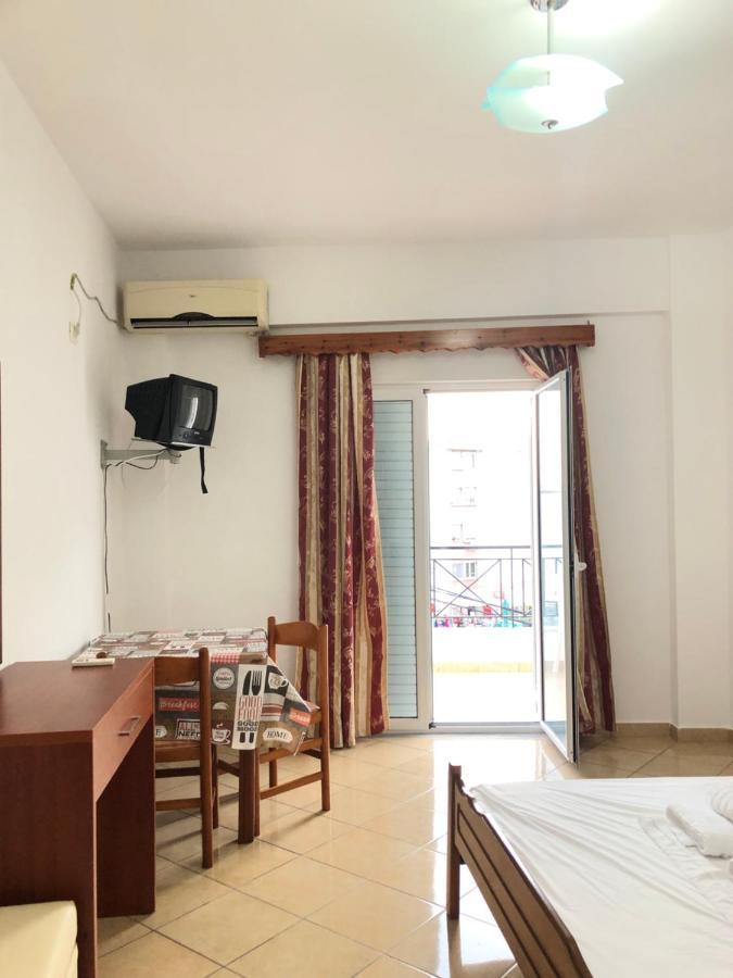 Center Hotel Pirro Химара Экстерьер фото