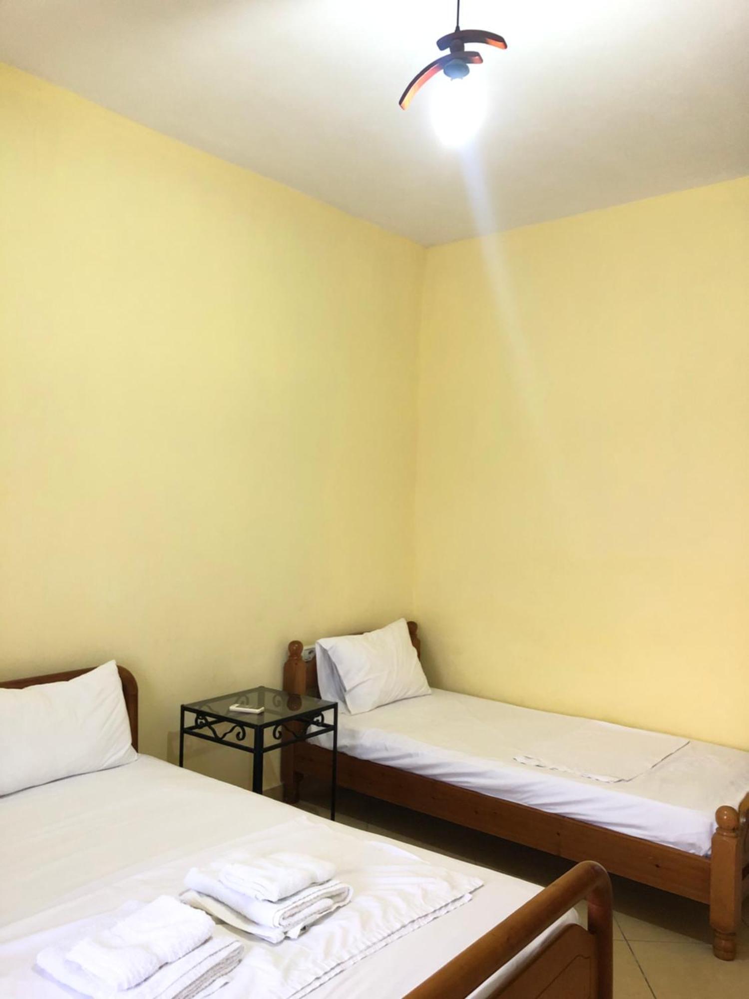 Center Hotel Pirro Химара Экстерьер фото